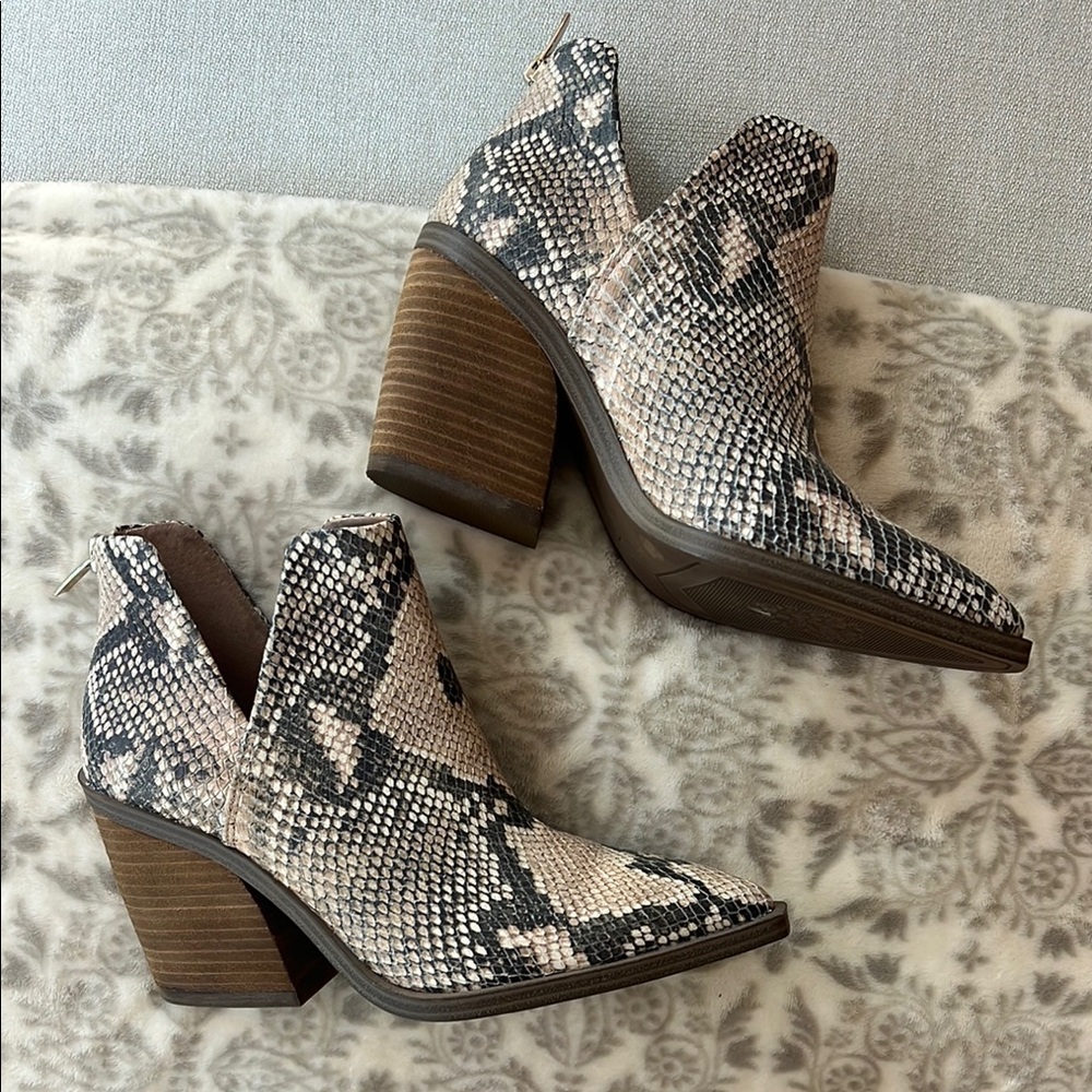 Vince Camuto Snakeskin Pointed Toe Ankle Booties Size 7.5